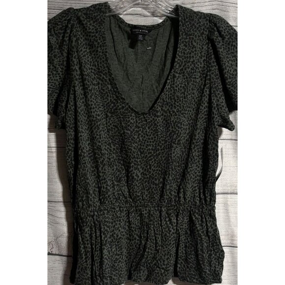 Lucky Brand Green Leopard Print V-Neck Top Womens Small Lightweight Sheer - Picture 3 of 8